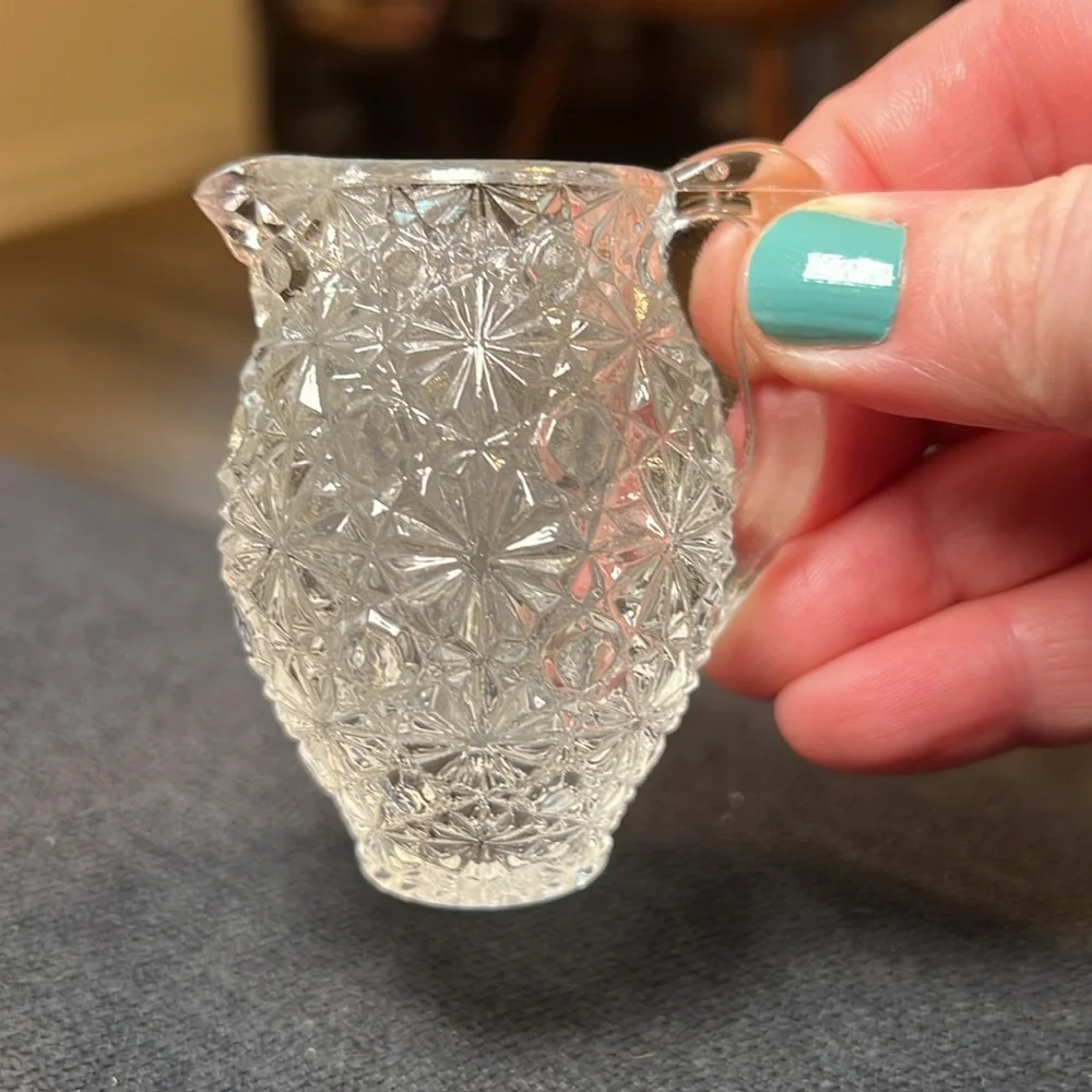 Vintage daisy and button pattern clear pressed glass mini creamer pitcher - Picture 4 of 6